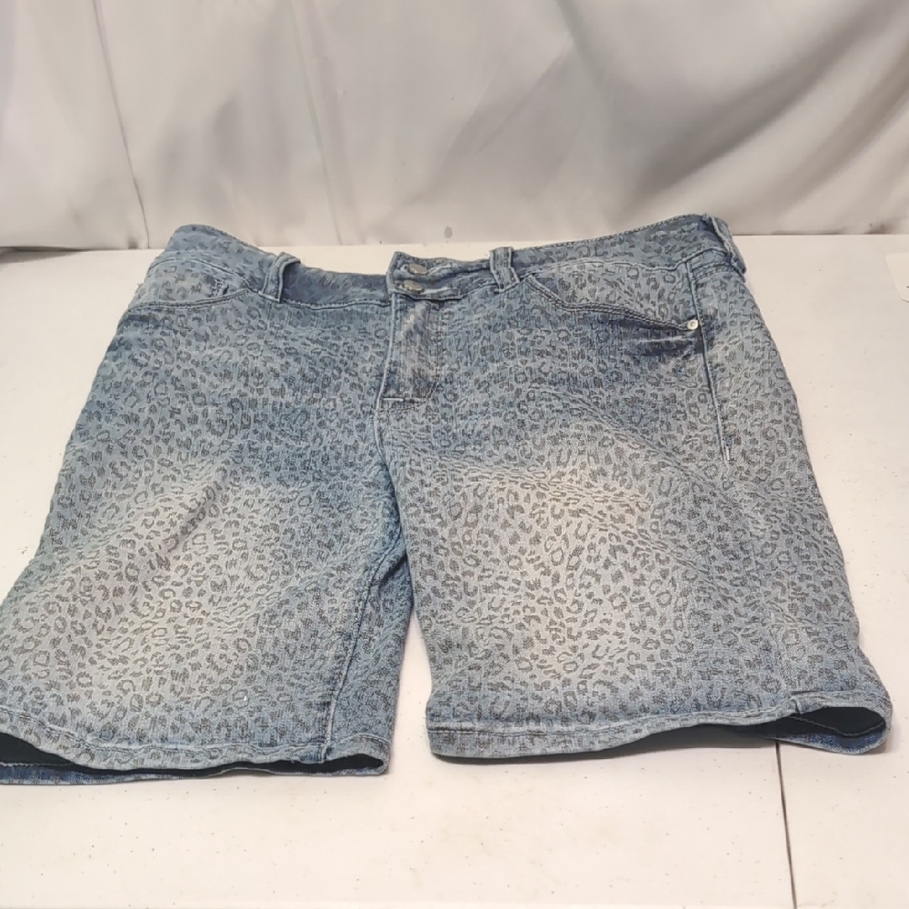 Seven7 Leopard Print Denim Shorts Size 8